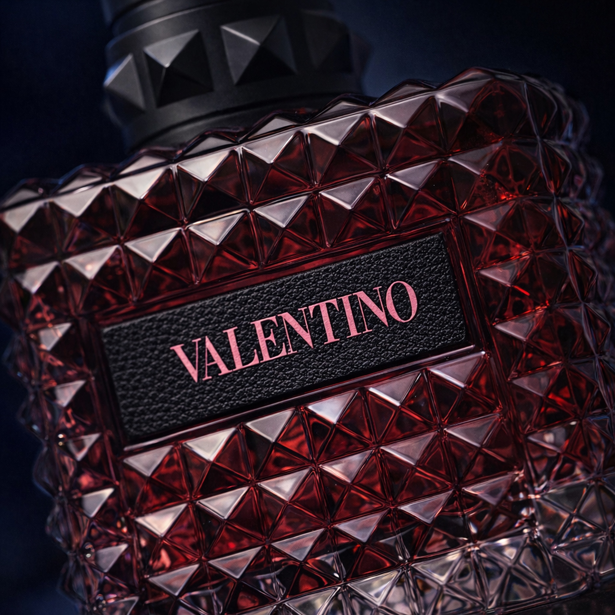 Valentino Donna Born in Roma Intense EDP macro label detail gallery showcase
