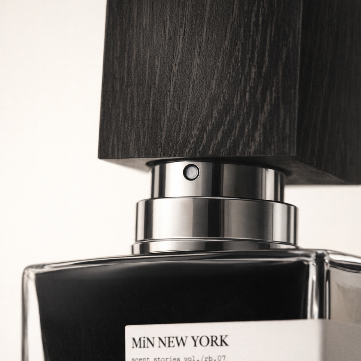 Min New York Magic Circus EDP cap macro detail gallery showcase